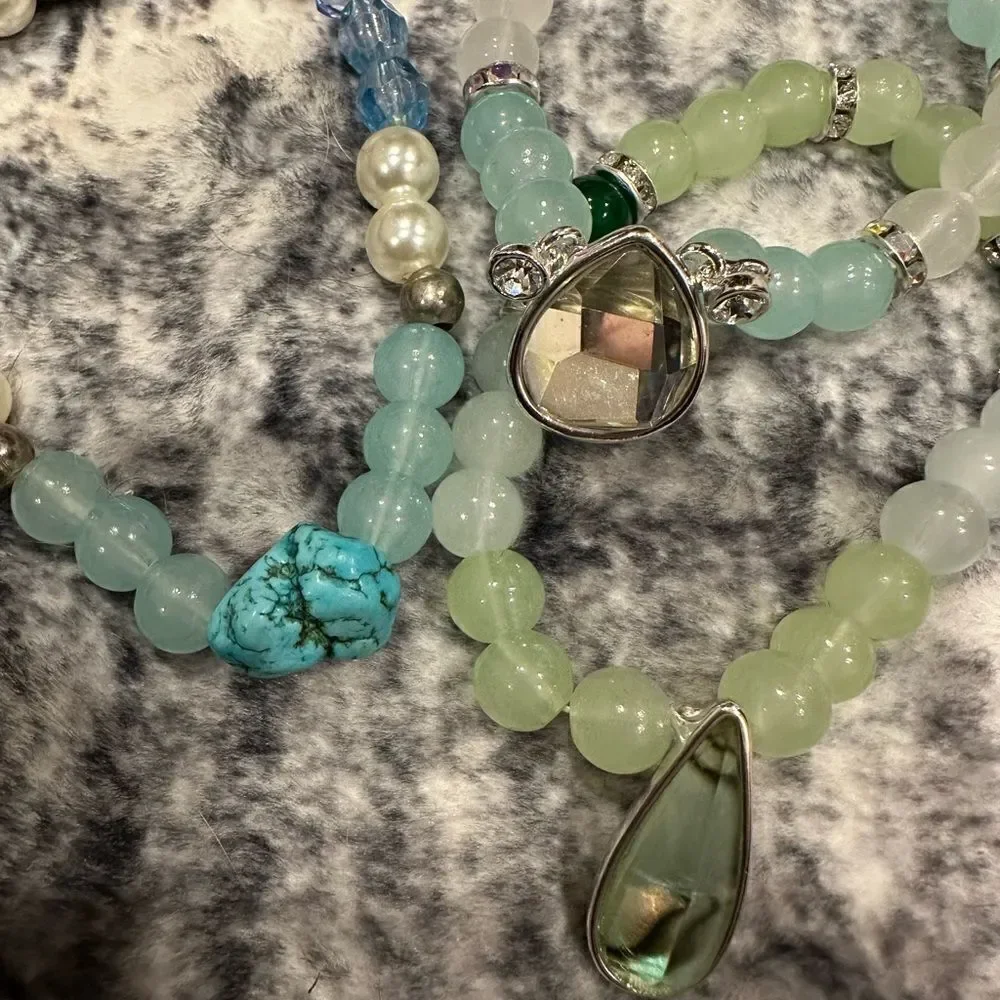 Glass beads stretch bracelet with charm